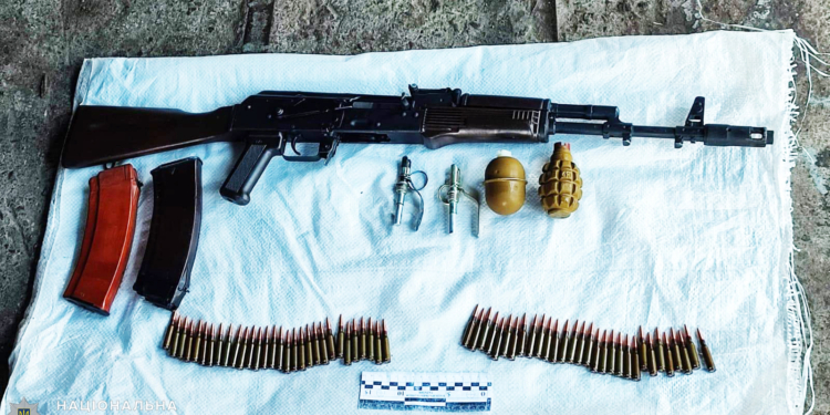 В Вознесенську чоловік в гаражі зберігав гранати і автомат з набоями (ФОТО, ВІДЕО)