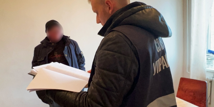 На Миколаївщині керівник держпідприємства вимагав хабар у $5 тис. та зберігав вдома гранату (ФОТО, ВІДЕО)
