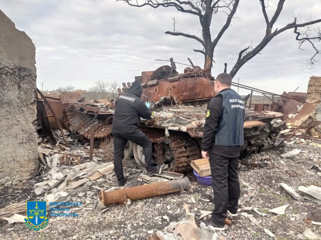 Розбита ворожа техніка, 84 боєприпаси: що тільки за один робочий день виявили поліцейські вибухотехніки на деокупованій території Миколаївщини (ФОТО) 14