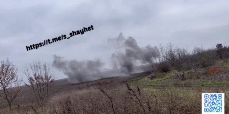 Будьте обережні на деокупованих територіях Миколаївщини: на узбіччі дороги піротехніки поліції виявили взведену протитанкову міну (ФОТО)  