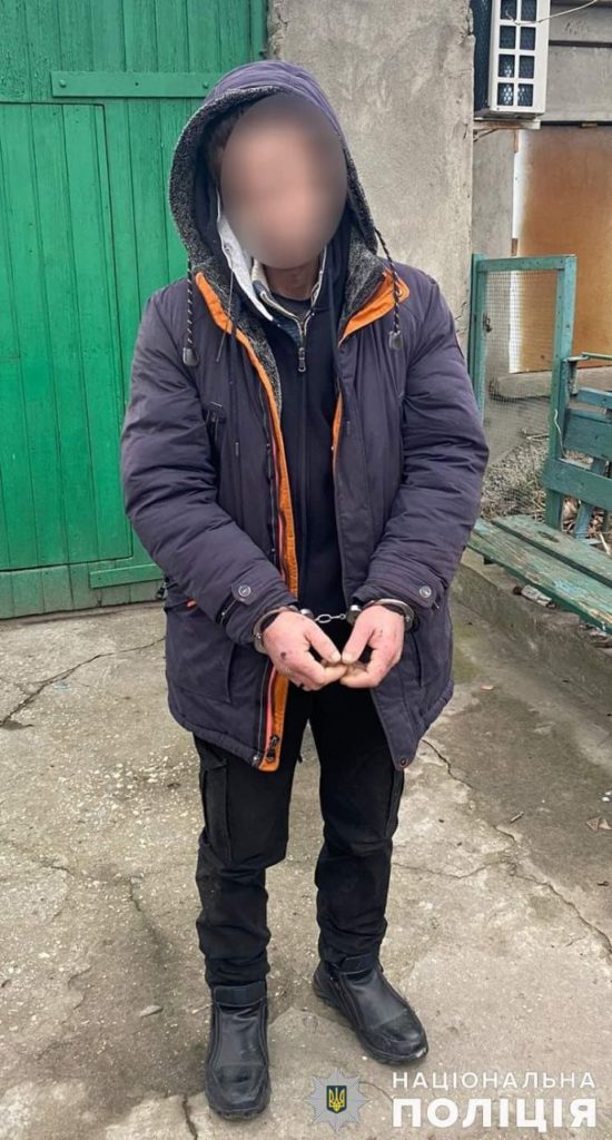 Збував нарковмісні речовини: у середмісті Миколаєва поліцейські затримали чоловіка (ФОТО) 1