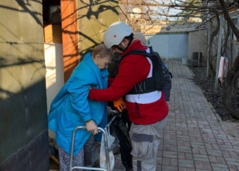 Волонтери Миколаївського ЗШВ здійснили 700 перевезень маломобільних українців з Миколаєва та Херсона в безпечні місця. Як попросити про допомогу