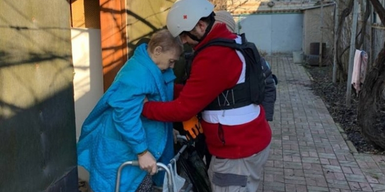 Волонтери Миколаївського ЗШВ здійснили 700 перевезень маломобільних українців з Миколаєва та Херсона в безпечні місця. Як попросити про допомогу