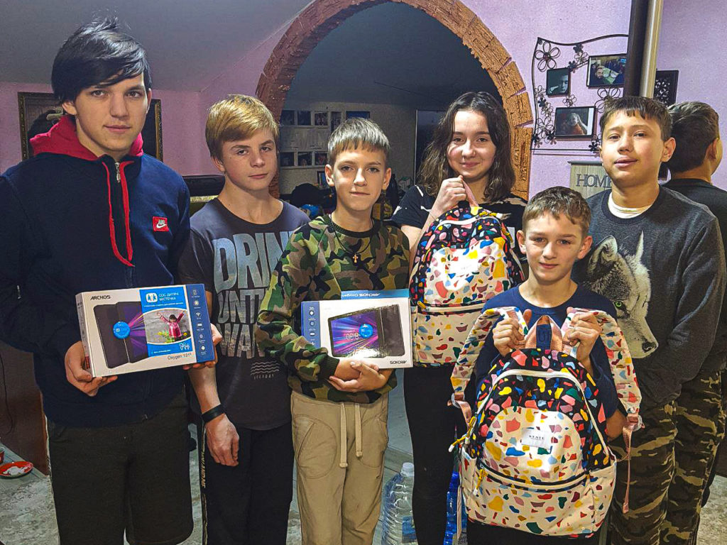 Учні Миколаєва, Баштанської та Галицинівської громад отримали планшети і шкільні набори з Німеччини (ФОТО) 1