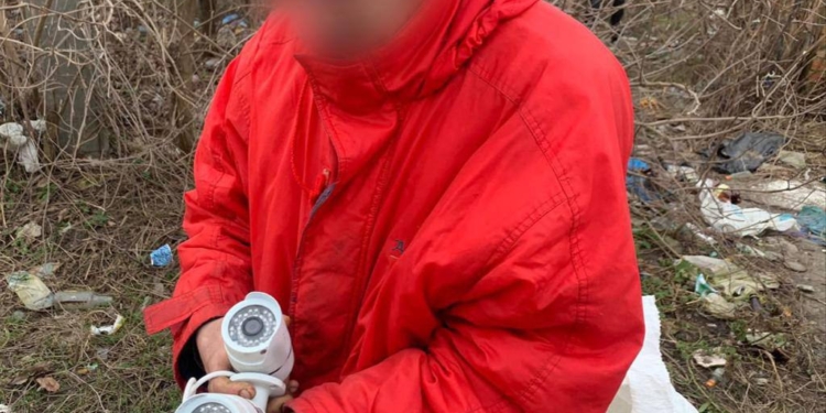 У Первомайську на Миколаївщині чоловік викрав засоби спостереження з багатоповерхівки