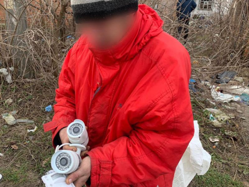 У Первомайську на Миколаївщині чоловік викрав засоби спостереження з багатоповерхівки