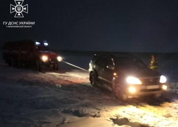 На Миколаївщині рятувальники витягли з замету автівку з дорослими та дітьми