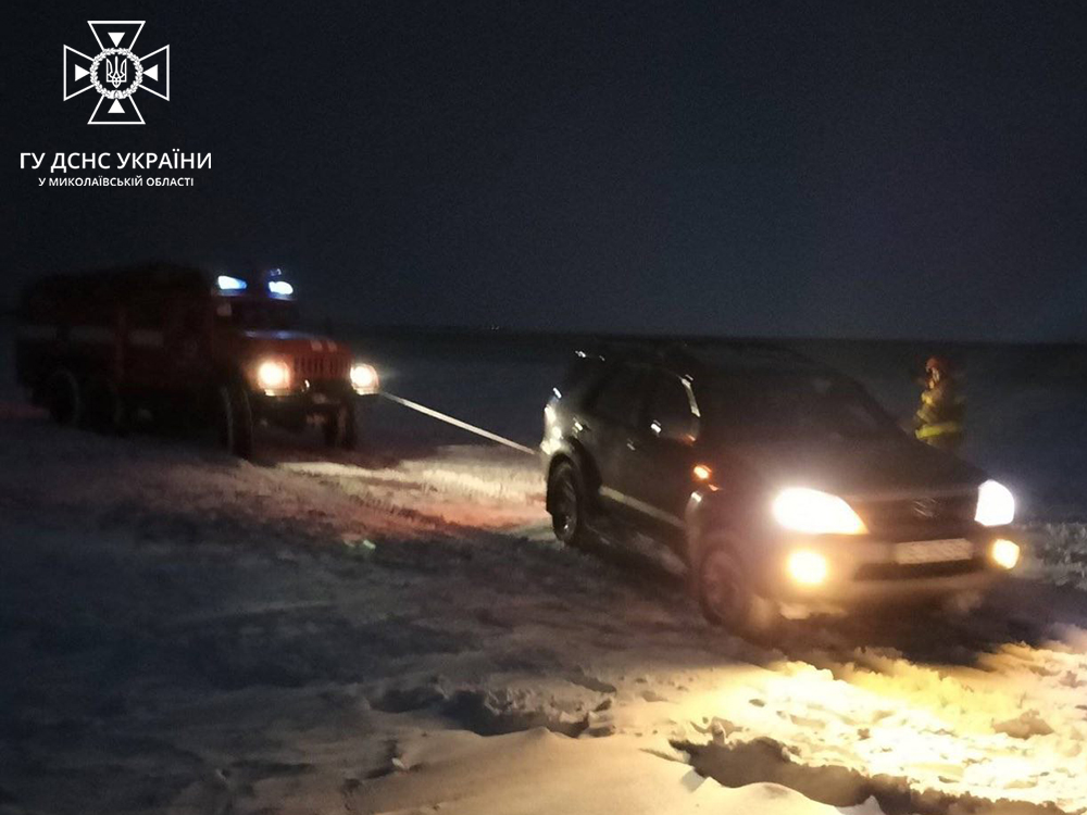 На Миколаївщині рятувальники витягли з замету автівку з дорослими та дітьми 23