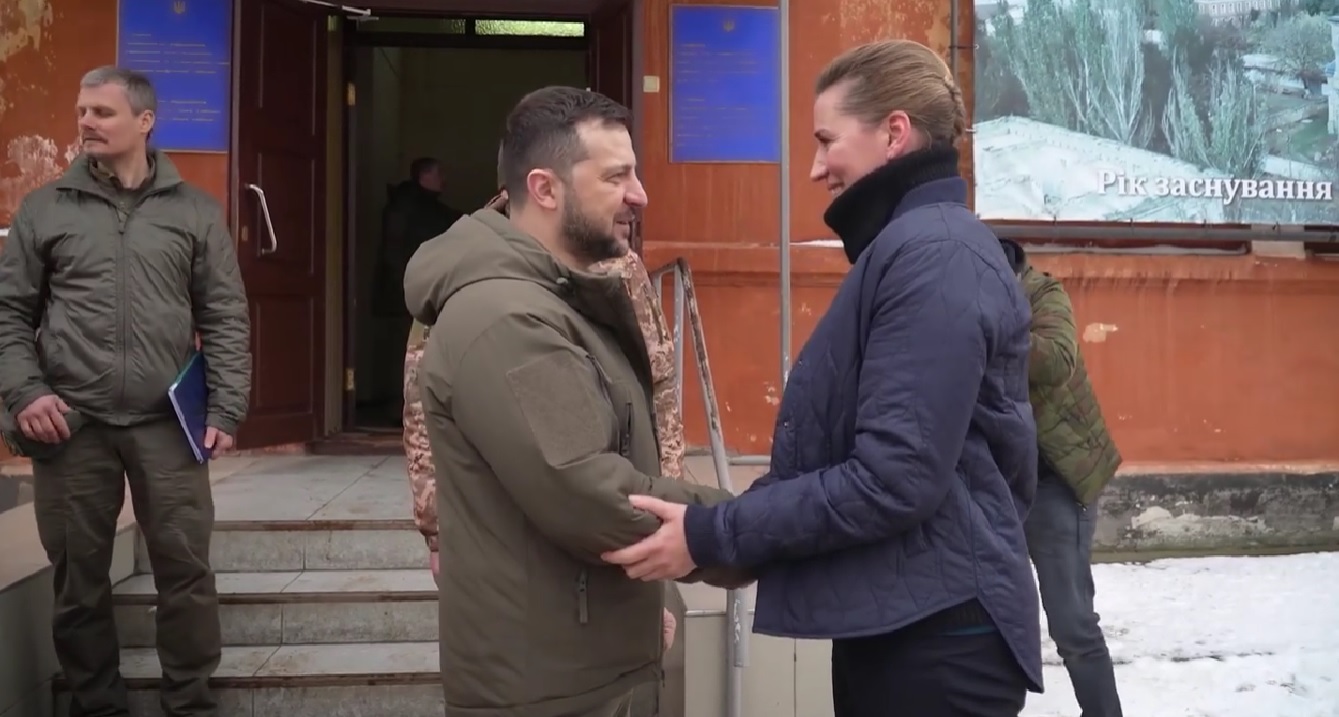 Президент України і прем’єр Данії відвідали поранених в шпиталі в Миколаєві (ВІДЕО) 11
