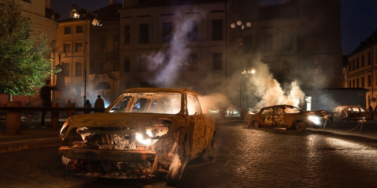 Знищені на війні в Україні автомобілі в центрі Гельсінкі. Після цього чеський художник хотів би відправити їх до Кремля