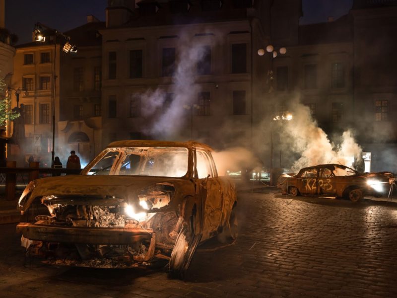 Знищені на війні в Україні автомобілі в центрі Гельсінкі. Після цього чеський художник хотів би відправити їх до Кремля