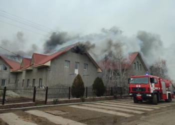 В Баштанці на Миколаївщині гасять масштабну пожежу в молитовному будинку (ФОТО)