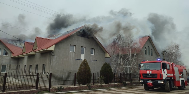 В Баштанці на Миколаївщині гасять масштабну пожежу в молитовному будинку (ФОТО)