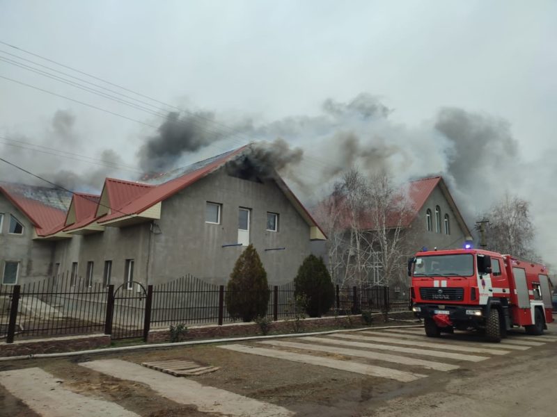 В Баштанці на Миколаївщині гасять масштабну пожежу в молитовному будинку (ФОТО)