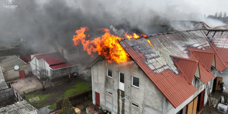 Пожежу молитовного будинку на Миколаївщині гасили 6 годин (ФОТО, ВІДЕО)