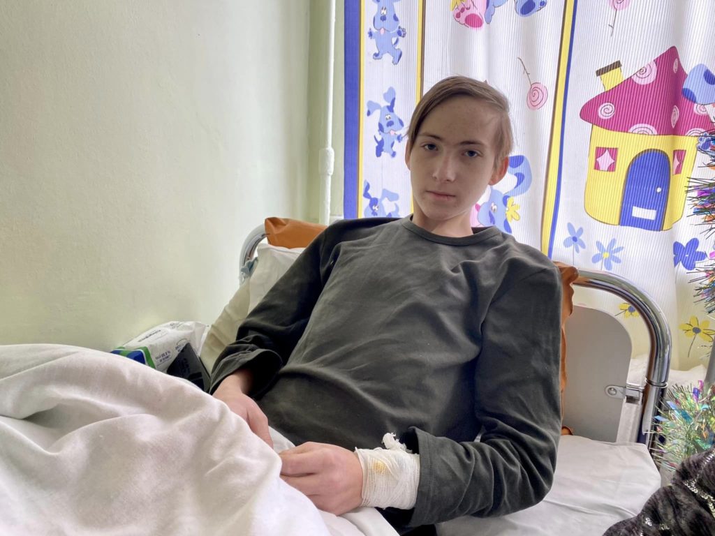 «Нога була вже синя і холодна»: лікарі Охматдиту врятували ногу хлопчику з Херсону, який потрапив під обстріл росіян (ФОТО) 1