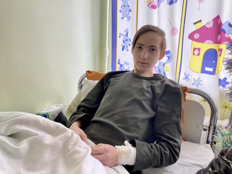 «Нога була вже синя і холодна»: лікарі Охматдиту врятували ногу хлопчику з Херсону, який потрапив під обстріл росіян (ФОТО)