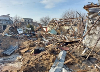 В Миколаєві комунальники вийшли прибирати наслідки вчорашнього ракетного обстрілу (ФОТО)