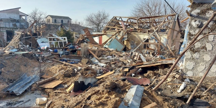 В Миколаєві комунальники вийшли прибирати наслідки вчорашнього ракетного обстрілу (ФОТО)