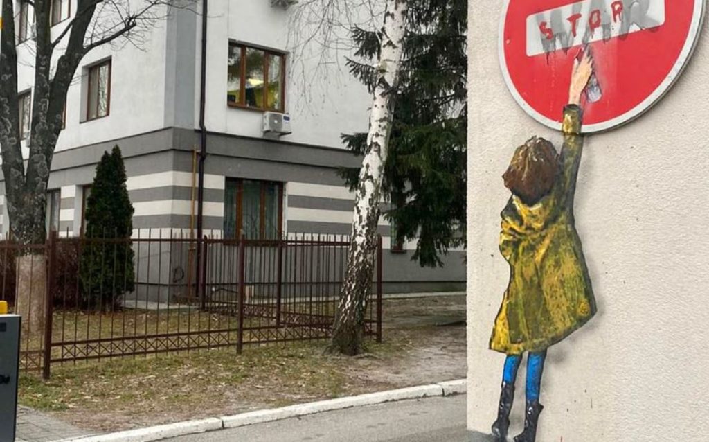 У Бенксі з'явився конкурент - в Україні побачили графіті італійця TvBoy (ФОТО) 16