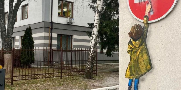 У Бенксі з’явився конкурент – в Україні побачили графіті італійця TvBoy (ФОТО)