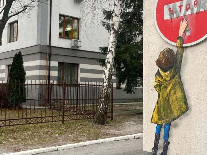 У Бенксі з’явився конкурент – в Україні побачили графіті італійця TvBoy (ФОТО)