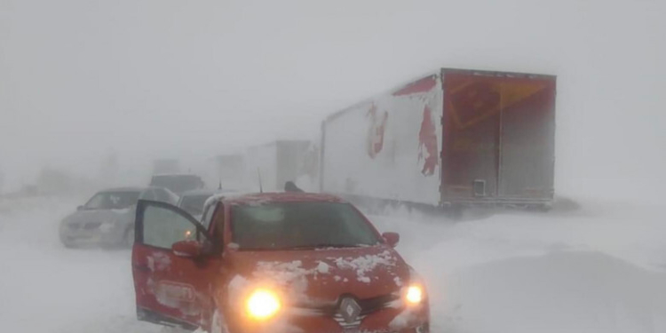 Румунію паралізувала снігова завірюха (ВІДЕО)