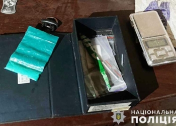 Збував нарковмісні речовини: у середмісті Миколаєва поліцейські затримали чоловіка (ФОТО)