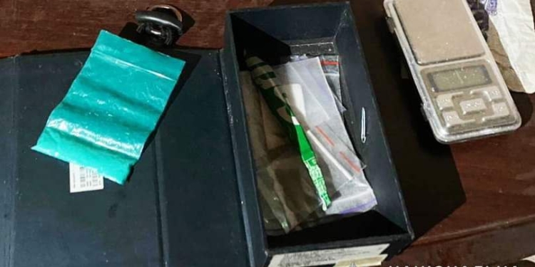 Збував нарковмісні речовини: у середмісті Миколаєва поліцейські затримали чоловіка (ФОТО)