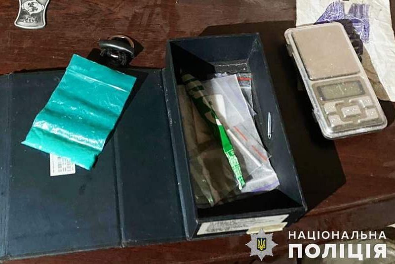 Збував нарковмісні речовини: у середмісті Миколаєва поліцейські затримали чоловіка (ФОТО)