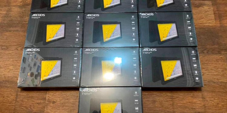 Учні Миколаєва, Баштанської та Галицинівської громад отримали планшети і шкільні набори з Німеччини (ФОТО)