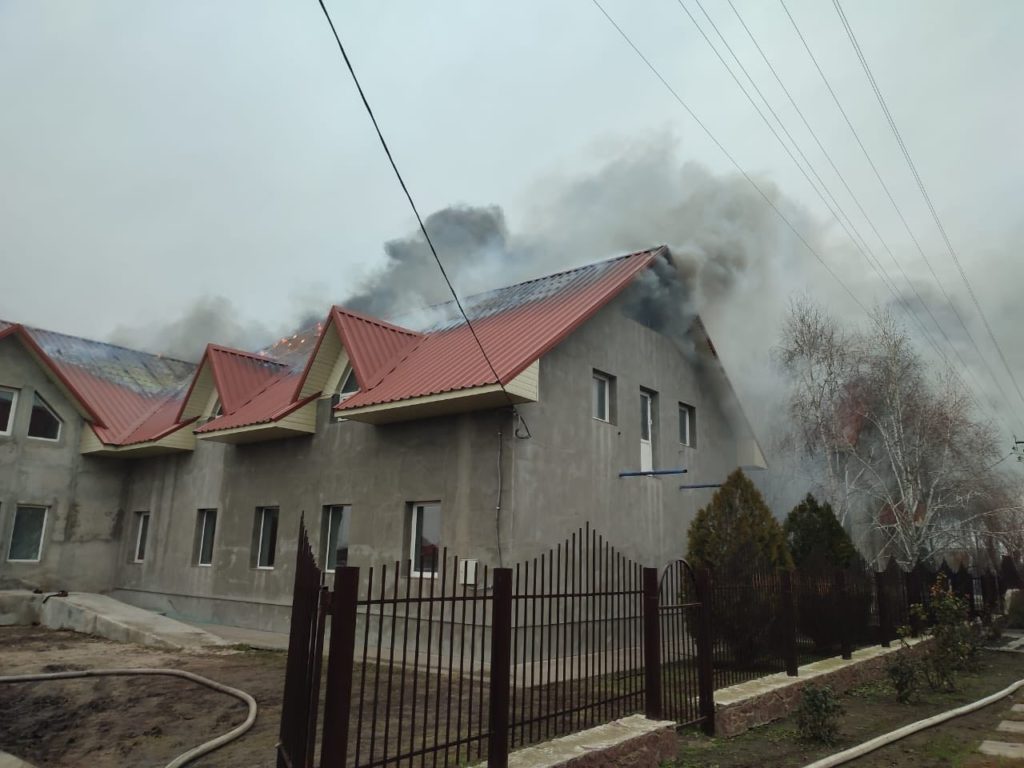 В Баштанці на Миколаївщині гасять масштабну пожежу в молитовному будинку (ФОТО) 3