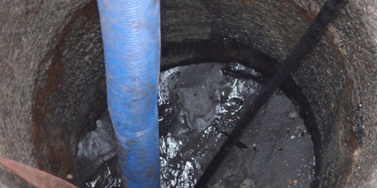 В Миколаєві каналізаційними стоками затопило одне з бомбосховищ. В «Миколаївводоканалі» кажуть, що самі винні – мешканці викидали недоїдки в унітаз (ФОТО)