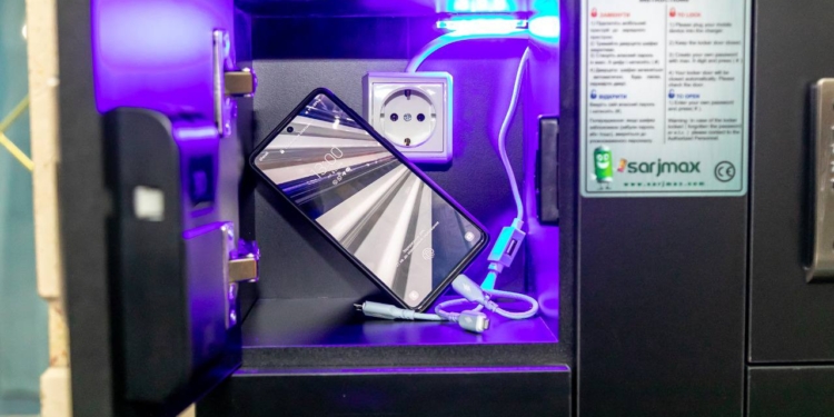 На вокзалах Укрзалізниці з’являться безкоштовні зарядні станції. Перші вже встановлені в Києві (ФОТО)