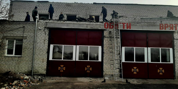 Наслідки обстрілу Очакова на Миколаївщині росіянами: ворог поцілив у житловий сектор і пожежну частину (ФОТО)