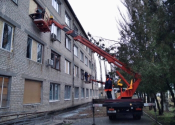 Комунальники Миколаєва допомагають наводити лад в Очакові після російського обстрілу 9 січня (ФОТО)