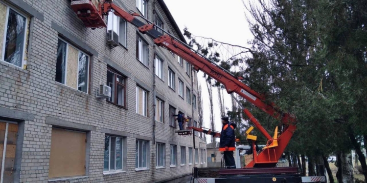 Комунальники Миколаєва допомагають наводити лад в Очакові після російського обстрілу 9 січня (ФОТО)