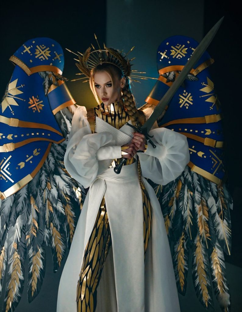 Українка вийшла на конкурс "Міс Всесвіт" в костюмі янгола з мечем (ФОТО, ВІДЕО) 1