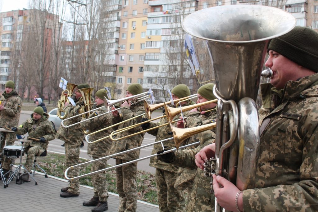 В Миколаєві військовий оркестр дав концерти на 12 зупинках громадського транспорту (ФОТО) 3