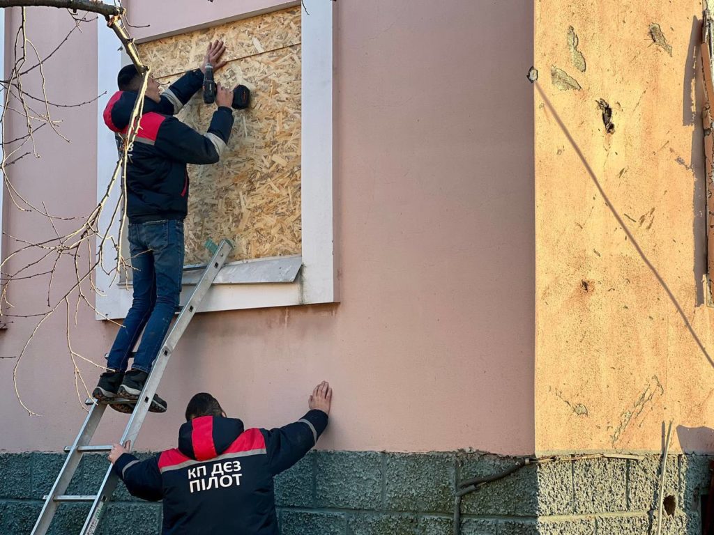 В Миколаєві ліквідовують наслідки обстрілу 31 грудня: зашивають ОСБ-плитами вибиті вікна і замінюють побитий шифер на будинках (ФОТО) 3