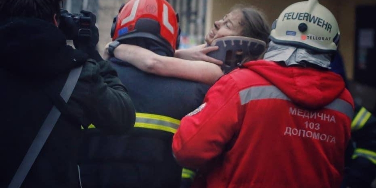 В Дніпрі дістали жінку з-під завалів! (ФОТО)