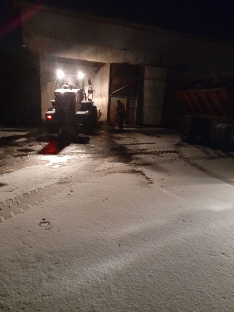 Сніг з дощем та ожеледиця: в Миколаєві комунальники звітують, що техніка вже вийшла обробляти міські дороги (ФОТО) 5
