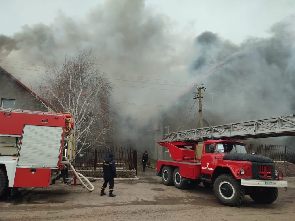 В Баштанці на Миколаївщині гасять масштабну пожежу в молитовному будинку (ФОТО) 5