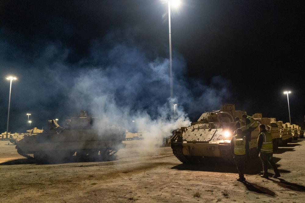 Перша партія бойових машин Bradley вже прямує в Україну (ФОТО) 5
