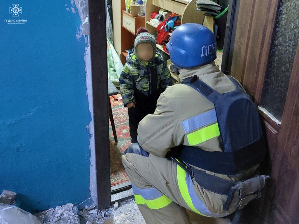 Рятувальники Миколаївщини вчора в Очакові загасили 3 пожежі, які виникли внаслідок російських обстрілів, і допомагали людям (ФОТО) 5