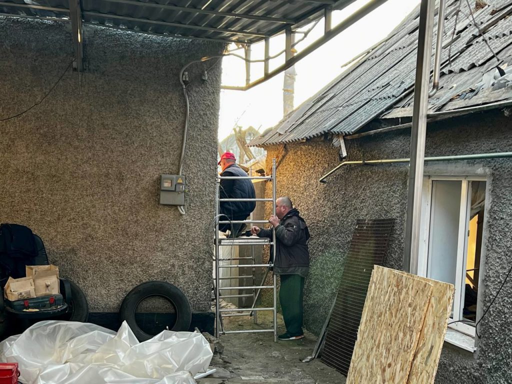 В Миколаєві ліквідовують наслідки обстрілу 31 грудня: зашивають ОСБ-плитами вибиті вікна і замінюють побитий шифер на будинках (ФОТО) 5