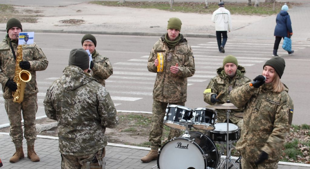 В Миколаєві військовий оркестр дав концерти на 12 зупинках громадського транспорту (ФОТО) 5