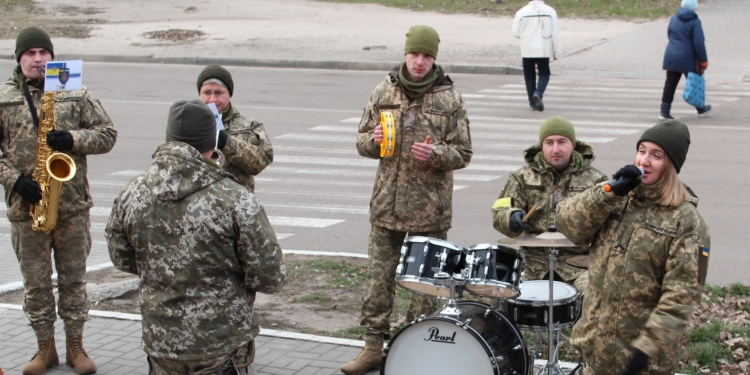 В Миколаєві військовий оркестр дав концерти на 12 зупинках громадського транспорту (ФОТО)