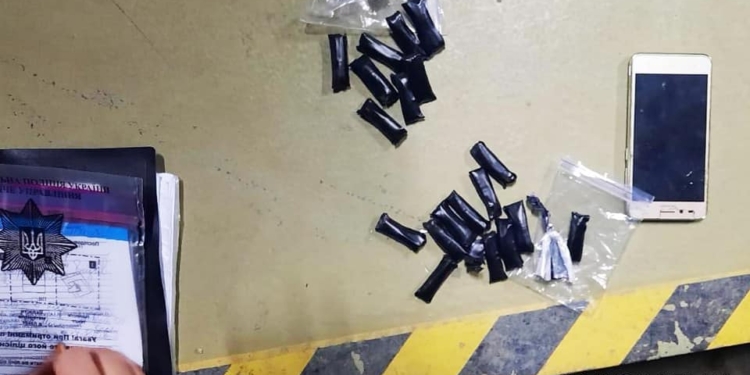 У Миколаєві оперативники викрили чоловіка на незаконному зберіганні психотропів (ФОТО)