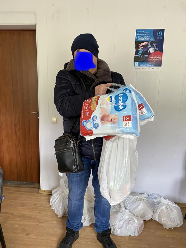 На Київщині донецький суддя прийшов по гуманітарку, а потім викликав поліцію, бо його сім'я такого не їсть (ФОТО) 5